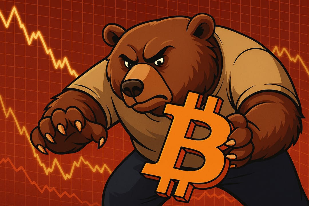 Ilustrácia v kreslenom štýle zobrazuje medveďa, ktorý symbolicky tlačí veľký oranžový symbol Bitcoinu nadol, čo vizuálne znázorňuje medvedí trh a klesajúcu cenu kryptomeny