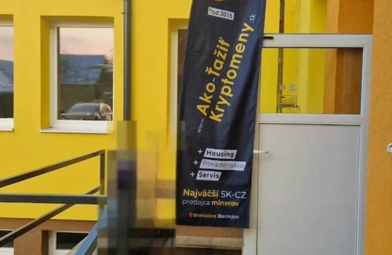 Vlajka pred vstupom do kancelárie Ako ťažiť kryptomeny